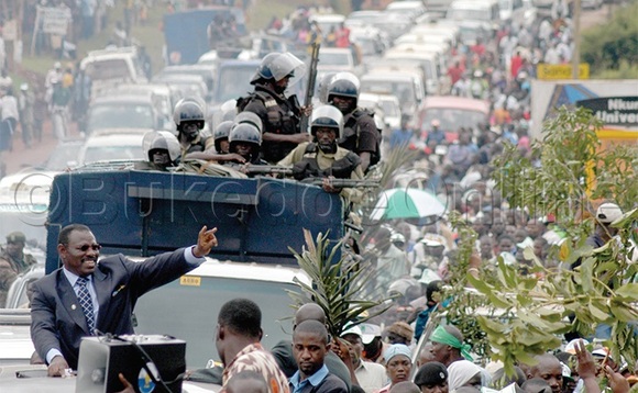 Ahaji Nasser Sebaggala ng’awerekerwa abapoliisi ekkakkanya obujagalalo bwe yali ava ku kisaawe e Ntebe mu 2003. Ahaji Nasser Sebaggala ng’awerekerwa abapoliisi ekkakkanya obujagalalo bwe yali ava ku kisaawe e Ntebe mu 2003.
