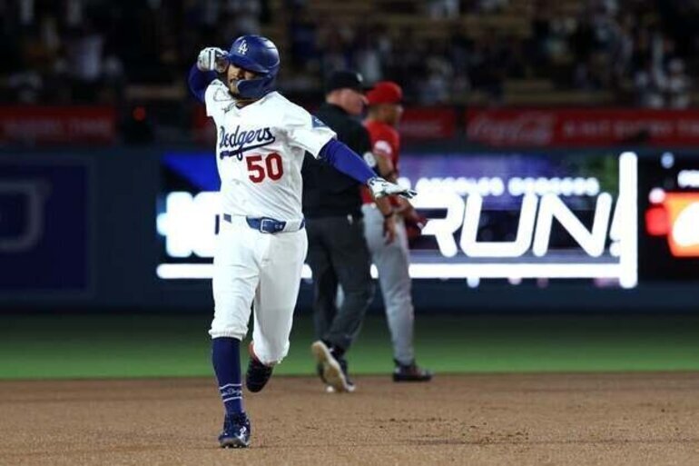 Dodgers demolish Reds to complete sweep, run winning streak to 7 games