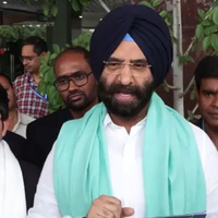 Delhi Minister Manjinder Sirsa flags off Green SM's electric taxi service