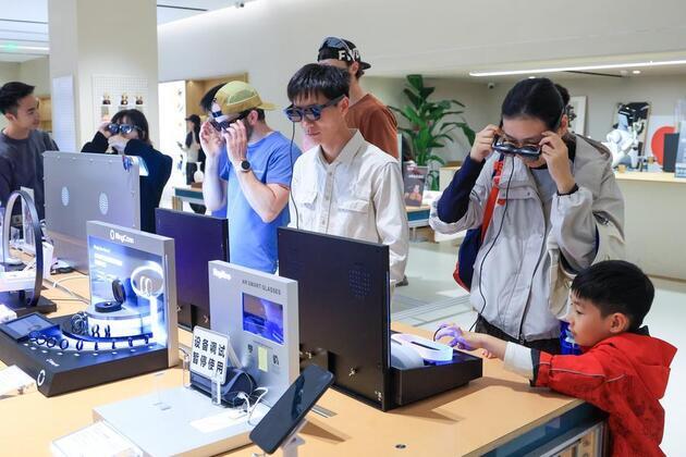 Tech gadgets become new must-haves for Chinese New Year