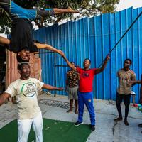 (Hello Africa) Tanzanian acrobats carry forward Chinese legacy across generations