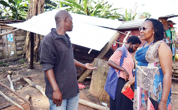 Omu ku bakolera mu katale k’e Najjembe ng’ayogera ne RDC Kagaayi. Omu ku bakolera mu katale k’e Najjembe ng’ayogera ne RDC Kagaayi.