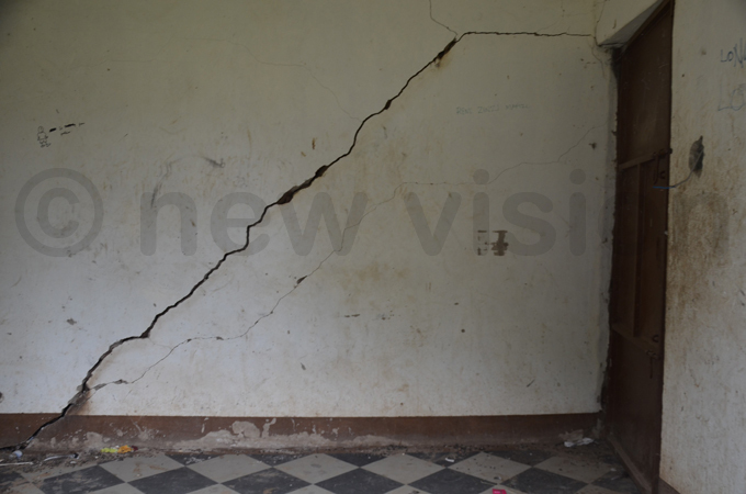  cracked wall in one of the living rooms hoto by loria akajubi