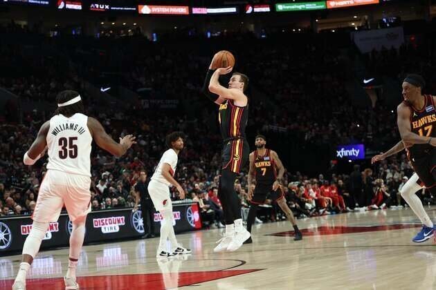 Lakers acquire sharpshooter Luke Kennard from Hawks