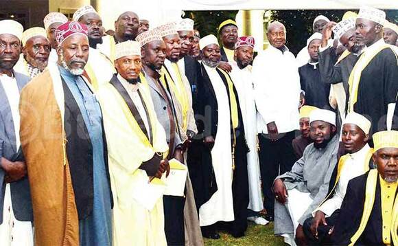 Pulezidenti Museveni (mu ssaati enjeru) n’abamu ku Basheikh abaasiibuluddwa. Pulezidenti Museveni (mu ssaati enjeru) n’abamu ku Basheikh abaasiibuluddwa.