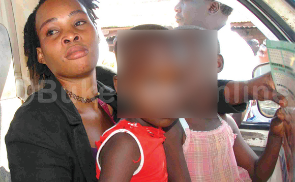Nnaalongo ng’ava mu maka ga Ssaalongo. Yagenze n’abaana baabwe. Nnaalongo ng’ava mu maka ga Ssaalongo. Yagenze n’abaana baabwe.