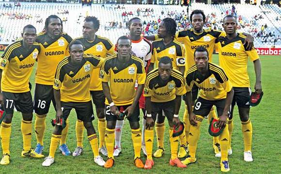 Cranes eyakyalira Morocco mu 2014. Julius Ntambi (ku kkono), Richard Kasagga (ku ddyo) ne Yunus Sentamu (nnamba 9) baasuulibwa dda. Cranes eyakyalira Morocco mu 2014. Julius Ntambi (ku kkono), Richard Kasagga (ku ddyo) ne Yunus Sentamu (nnamba 9) baasuulibwa dda.