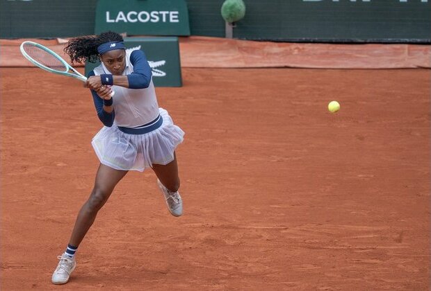 Iga Swiatek, Coco Gauff dominant en route to French Open quarters