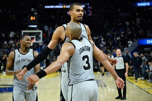 Playoff positioning already in mind as streaking Spurs face Suns