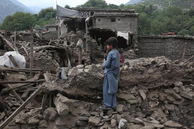 Earthquake-affected Afghans look forward to humanitarian aid