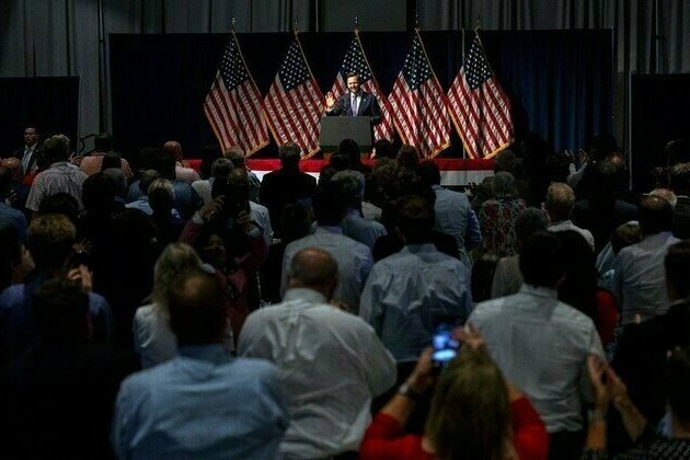 Vance flips middle finger during party speech 