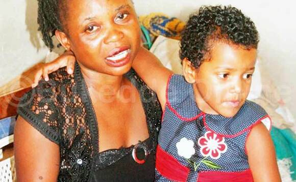 Nakayiza n’omwana gwe yabadde abbye. Kino ekifaananyi baakimukuba akyalidde mukwano gwe maama w’omwana. Nakayiza n’omwana gwe yabadde abbye. Kino ekifaananyi baakimukuba akyalidde mukwano gwe maama w’omwana.