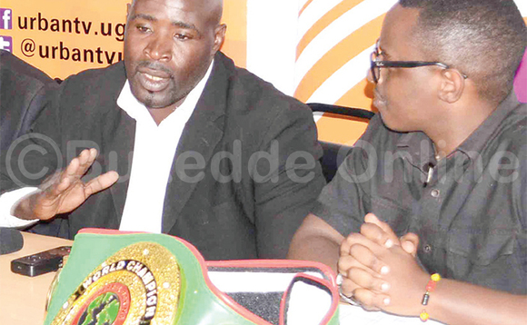 Lubega (ku kkono) ng’akakasa abaamawulire ku Lwokutaano. Lubega (ku kkono) ng’akakasa abaamawulire ku Lwokutaano.