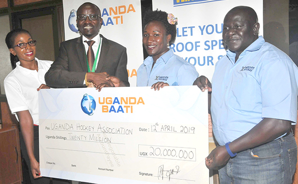 George Arodi (mu ssuuti) ne kitunzi waayo, Macklean Ainebyoona nga bakwasa aba UHA ceeke George Arodi (mu ssuuti) ne kitunzi waayo, Macklean Ainebyoona nga bakwasa aba UHA ceeke