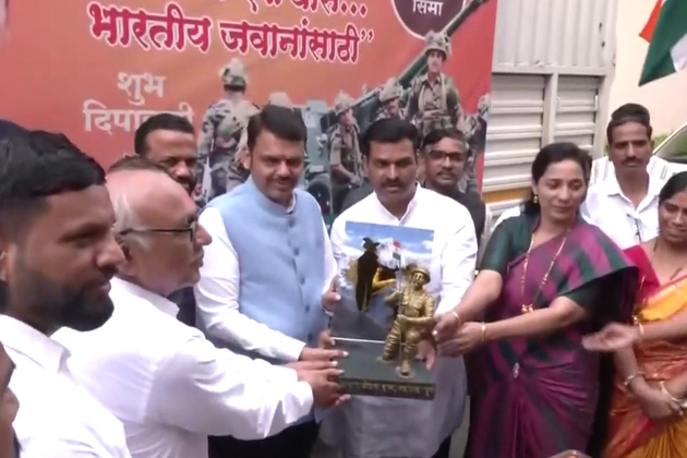 Maharashtra CM flags off trucks carrying Diwali sweets for Army jawans