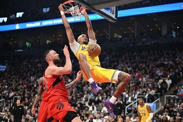 Lakers beat Raptors at buzzer as LeBron James' double-digit scoring streak ends