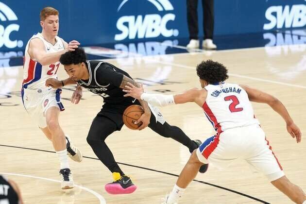 Victor Wembanyama's all-around effort carries Spurs past Pistons