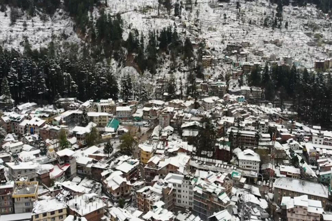 Himachal: BRO snow clearance Op underway in Manali