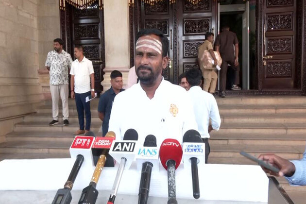 Congress MLA Kashappanavar accuses Karnataka Cricket Association of selling IPL 2026 tickets in black