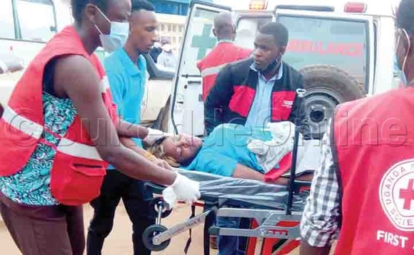 Aba Redcross nga bayamba eyalumiiddwa okumutwala mu ddwaaliro e Mulago. Aba Redcross nga bayamba eyalumiiddwa okumutwala mu ddwaaliro e Mulago.