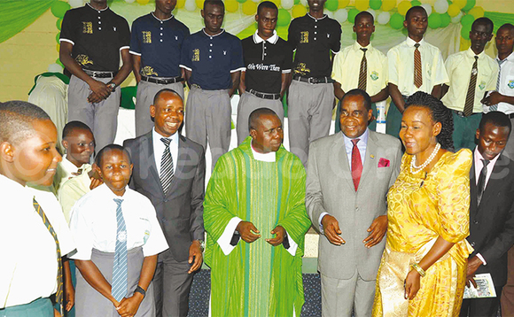 Abayizi n’abakulira essomero lya St Joseph of Nazareth nga Msgr. Katende (mu gganduula) abasabira. Abayizi n’abakulira essomero lya St Joseph of Nazareth nga Msgr. Katende (mu gganduula) abasabira.