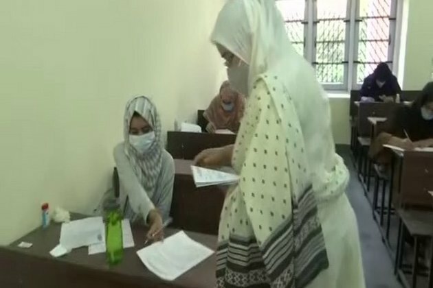 Thousands turn up to take Kashmir University entrance exam