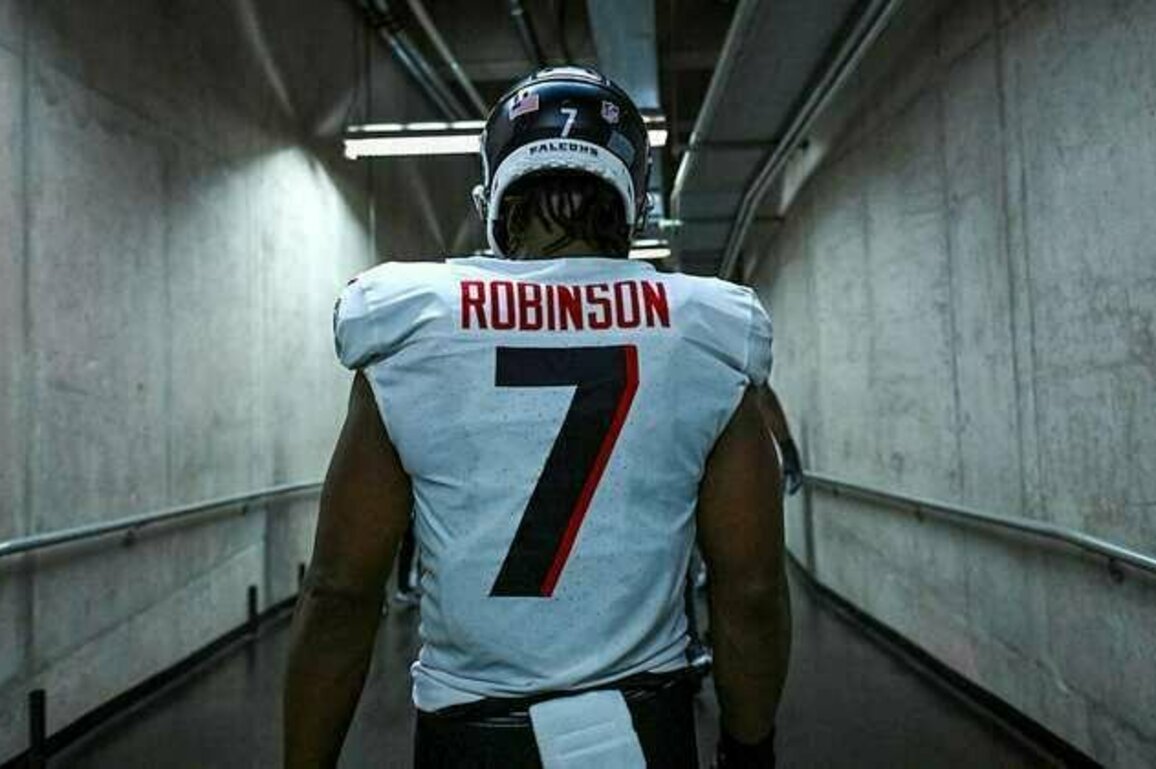 Where NFL insiders rank Bijan Robinson among top RBs