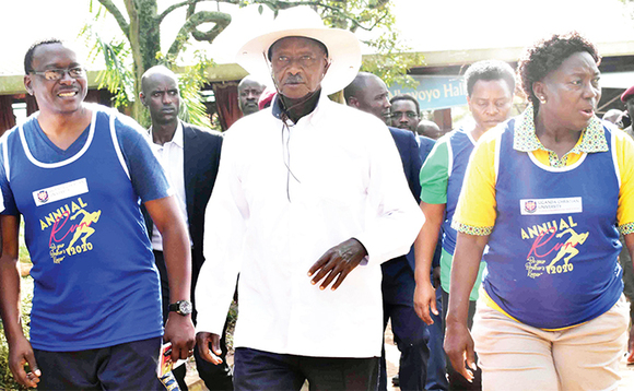 Mugawe (ku kkono) , Pulezidenti Museveni ne Sipiika Kadaga nga balambula yunivaasite ya UCU. Mugawe (ku kkono) , Pulezidenti Museveni ne Sipiika Kadaga nga balambula yunivaasite ya UCU.