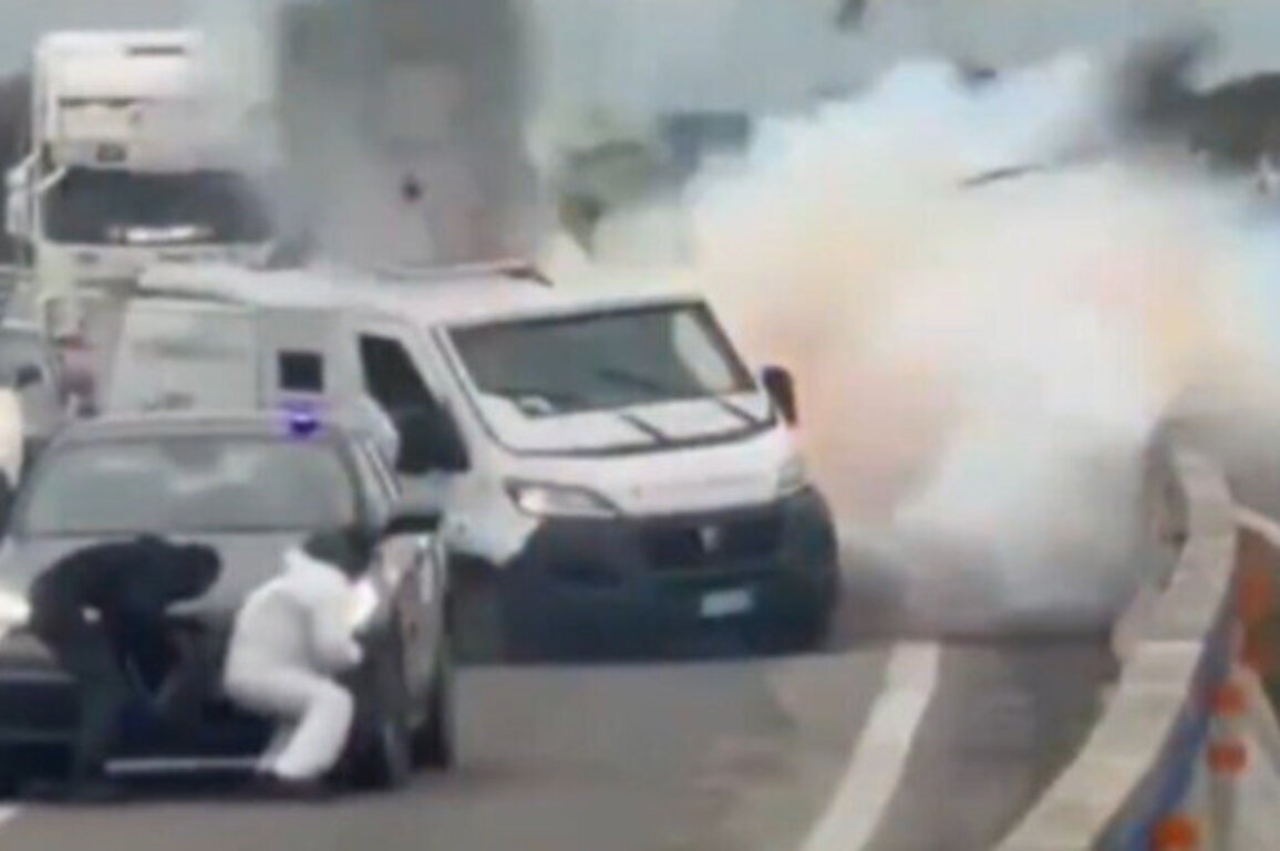 Armed robbers blow up van in motorway heist (VIDEO)