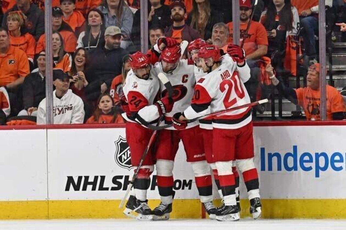 Dominant Hurricanes blow past Flyers to take 3-0 series lead