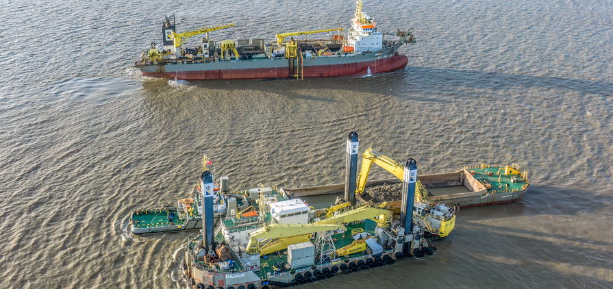 Boskalis TSHD Gateway and Backhoe dredger Magnor