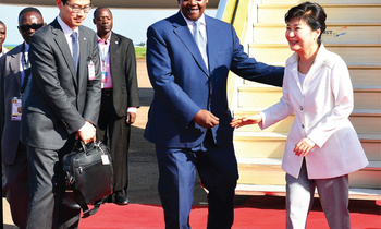 Minisita Sam Kuteesa ng’ayaniriza Park Geun-hye ku kisaawe e Ntebe . Minisita Sam Kuteesa ng’ayaniriza Park Geun-hye ku kisaawe e Ntebe .