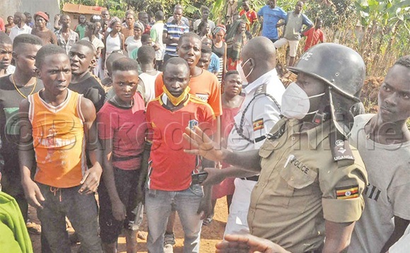Mwine ng'ayogera eri abatuuze b'e Mityana abaali beekalakaasa. Mwine ng'ayogera eri abatuuze b'e Mityana abaali beekalakaasa.