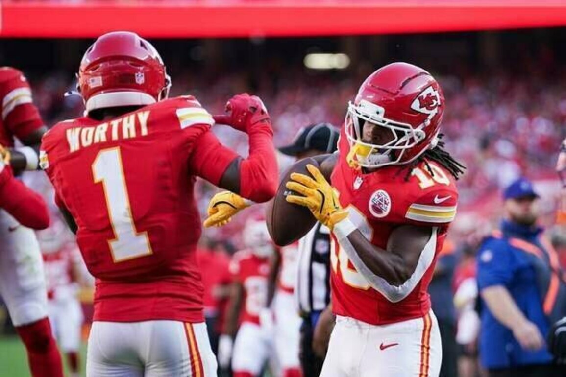 Patrick Mahomes tosses 4 TDs in Chiefs' runaway win over Ravens