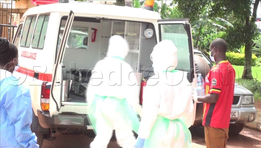 dereeva ato ku kkono ngayingira mu ambyulensi okumutwala mu ddwaliro e ulago