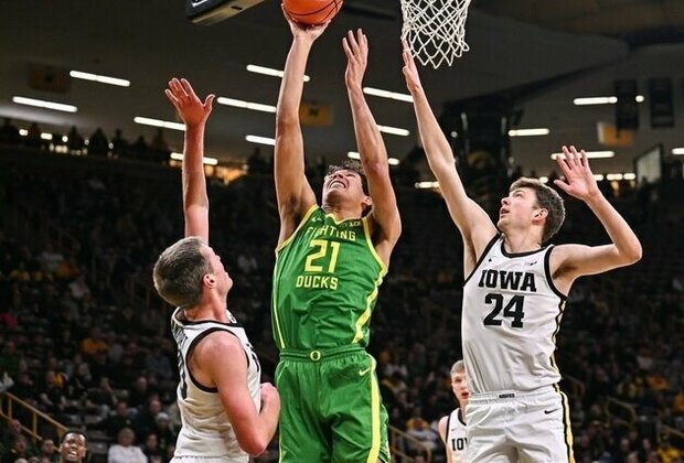 Nate Bittle's last-second swat seals Oregon's win over Iowa