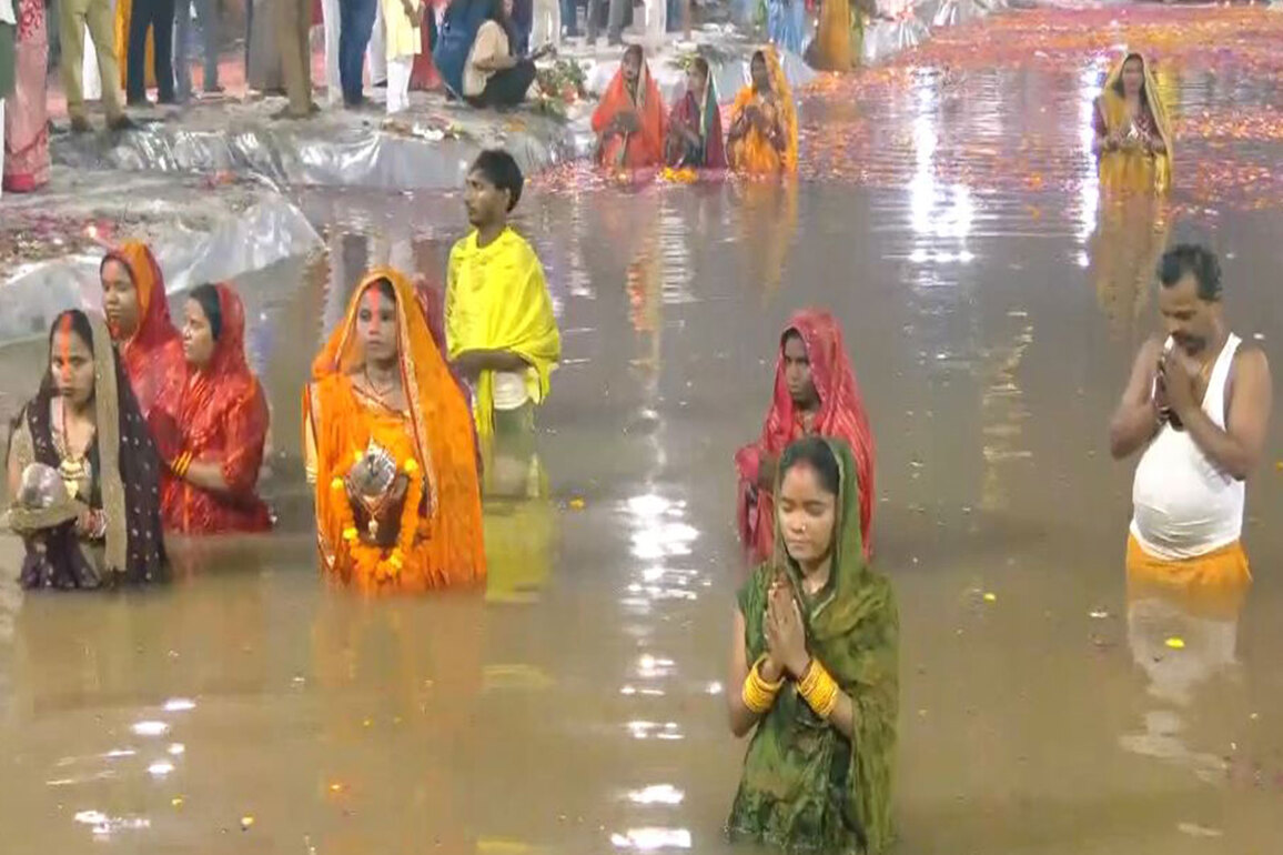 Devotees offer 'Usha Arghya' on last day of Chhath Puja