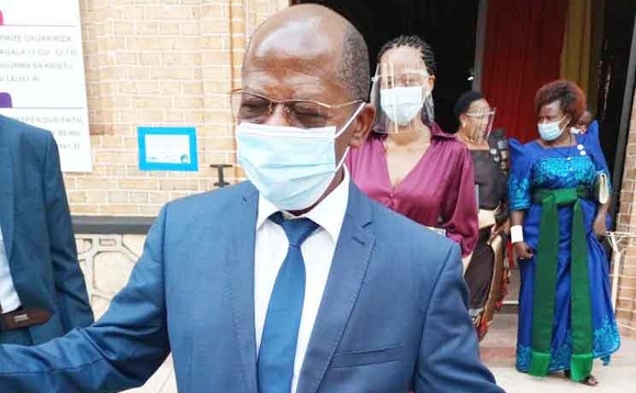 Minisita Muyingo ng'aliko byannyonnyola. Minisita Muyingo ng'aliko byannyonnyola.