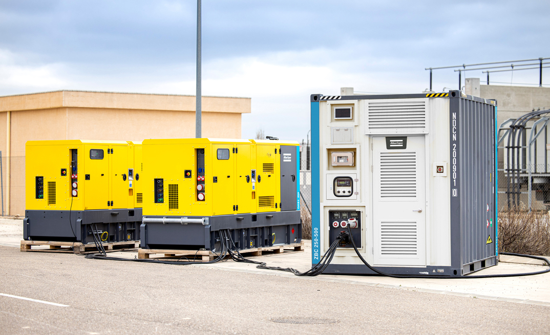 Atlas Copco’s heavy-duty mobile ESS integrate the ECO Controller system, which enables the synchronisation of several models as the central piece of a microgrid to store and deliver energy from several energy sources