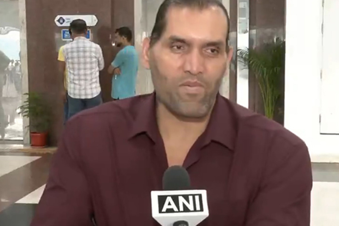 The Great Khali urges daily fitness, bats for daughters' support
