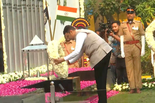 Maharashtra CM Devendra Fadnavis offers tribute to victims of 26/11 attacks