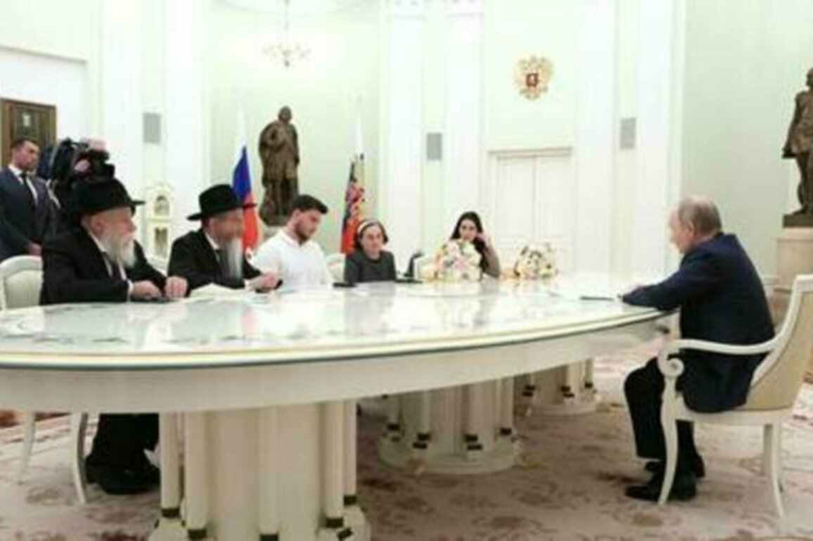 Putin welcomes former Hamas hostages to Kremlin (VIDEO)