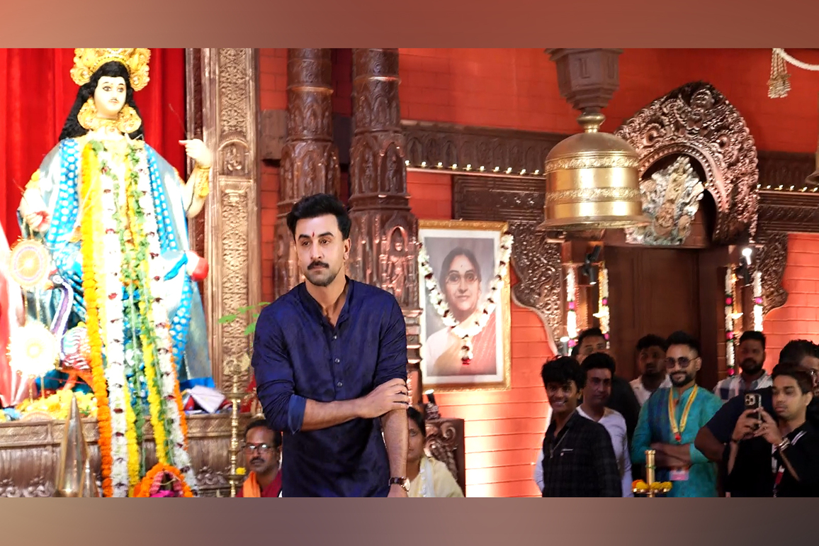 Ranbir Kapoor offers prayers at Durga Puja pandal, meets friend Ayan Mukerji