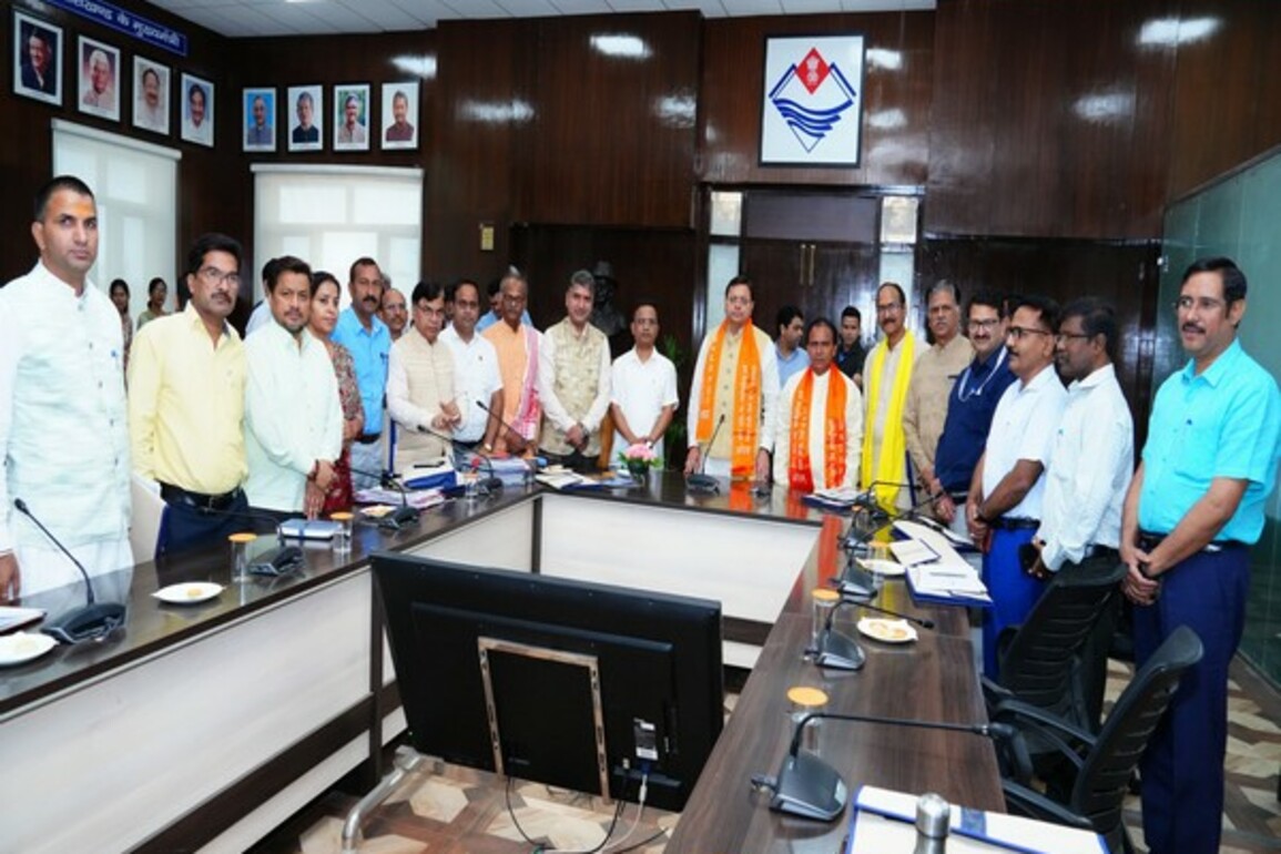 CM Dhami pays tribute to Pahalgam terror attack victims, observes two minutes of silence before State Secretariat meeting