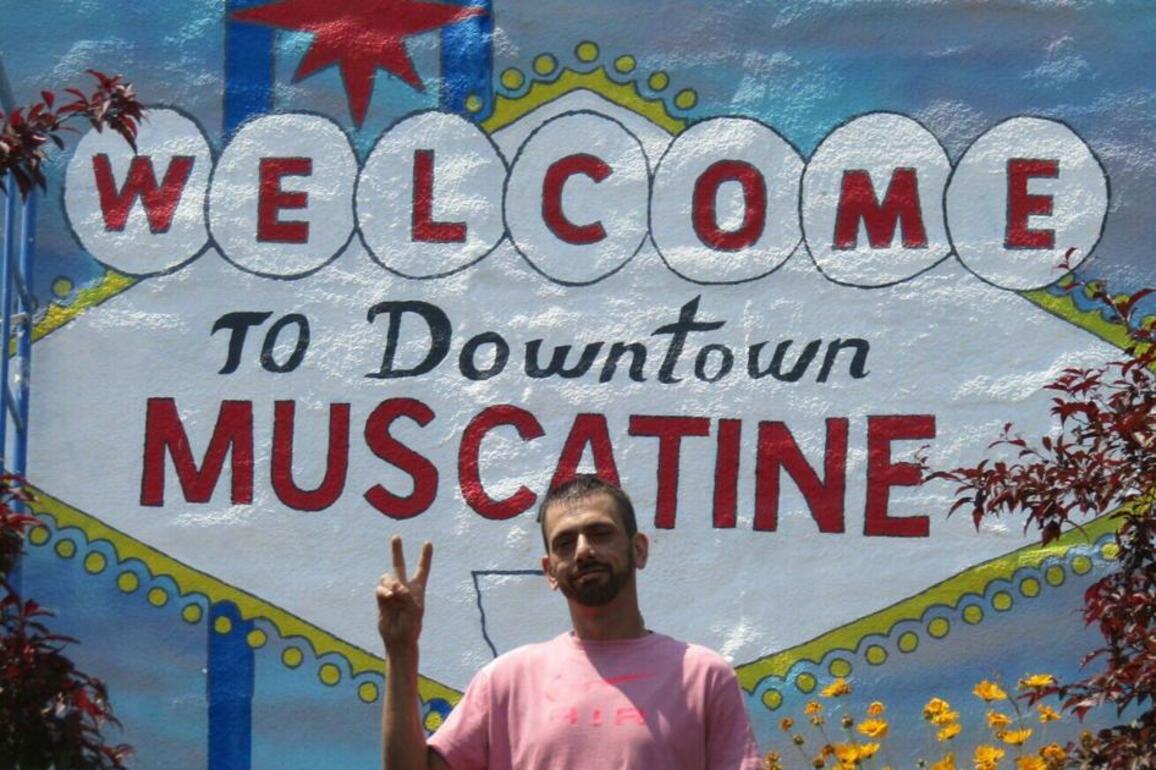 Local artist shows off latest downtown Muscatine mural