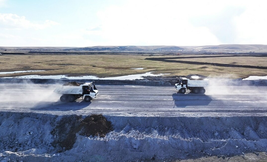 An open pit mine in Inner-Mongolia will reduce 149,000 tons of carbon emission following the adoption of electric, autonomous mining haul trucks. Credit: XCMG Machinery