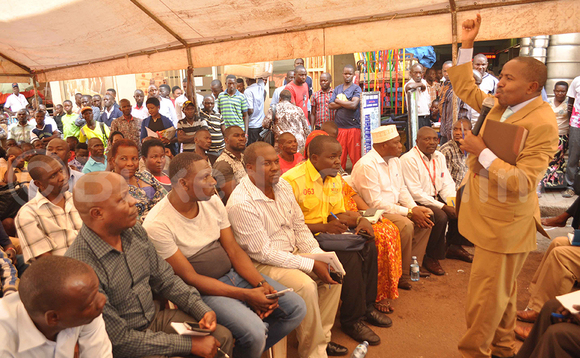 Town Clerk wa Kampala Central Theo Tibihika ngalagirangirira ebyasaliddwawo mu lukiiko lwa basuubuzi b'omu Kikuubo. EKIF: PONSIANO NSIMBI Town Clerk wa Kampala Central Theo Tibihika ngalagirangirira ebyasaliddwawo mu lukiiko lwa basuubuzi b'omu Kikuubo. EKIF: PONSIANO NSIMBI