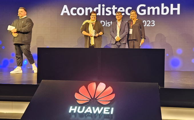 Enge Partnerschaft zu Huawei: Acondistec-Managerin Tanja Link (li.), Firmengründer Ümit Subas und Huawei Channel-Chefin Lynn Vollmert, 2024 in Mainz bei der Verleihung des Awards zum besten Distributor des Jahren – zum 11. Mal in Folge.