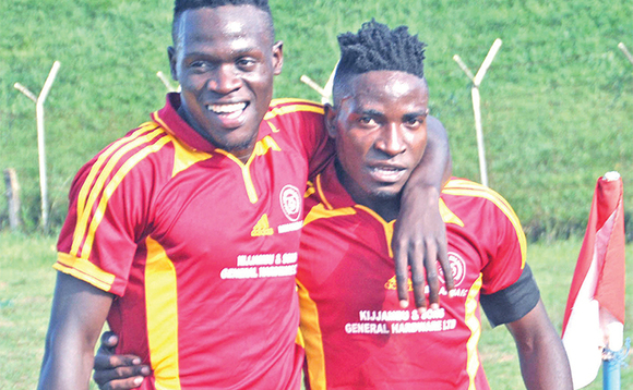 Kapiteeni wa Mmamba Kakoboza, Duncan Ssenninde (ku ddyo) ava mu CECAFA. Kapiteeni wa Mmamba Kakoboza, Duncan Ssenninde (ku ddyo) ava mu CECAFA.