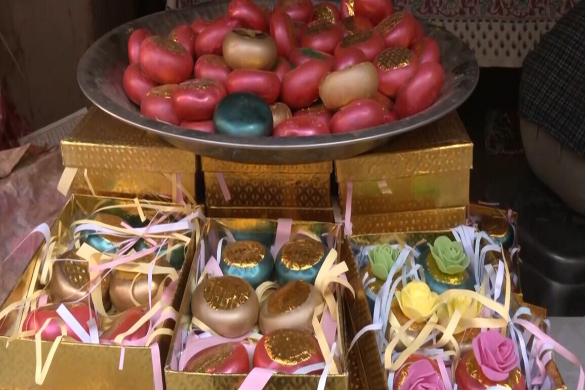 Holi fever grips Jaipur markets as artisans bring tradition alive with 'Rajwadi Gulal Gota'